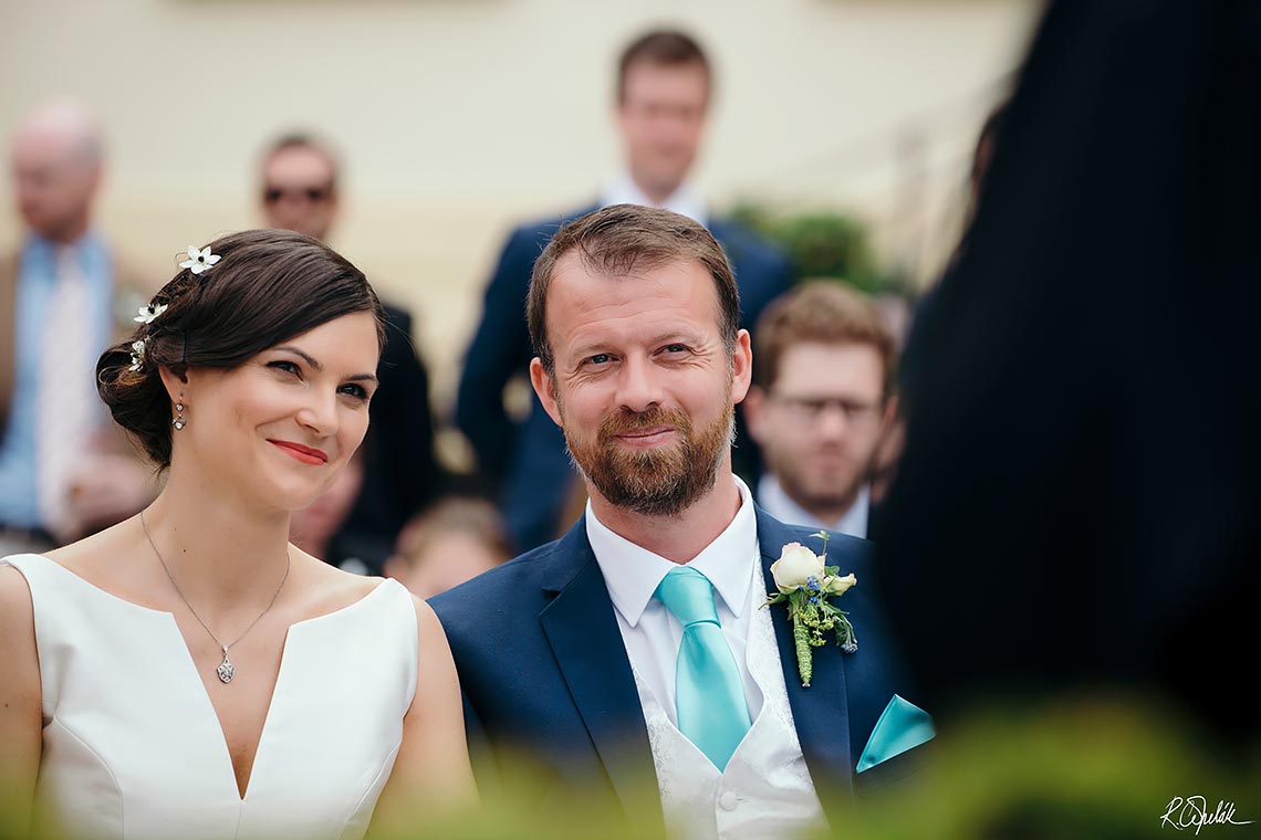 ženich a nevěsta na svatebním obřadu na Nebozízku v Praze