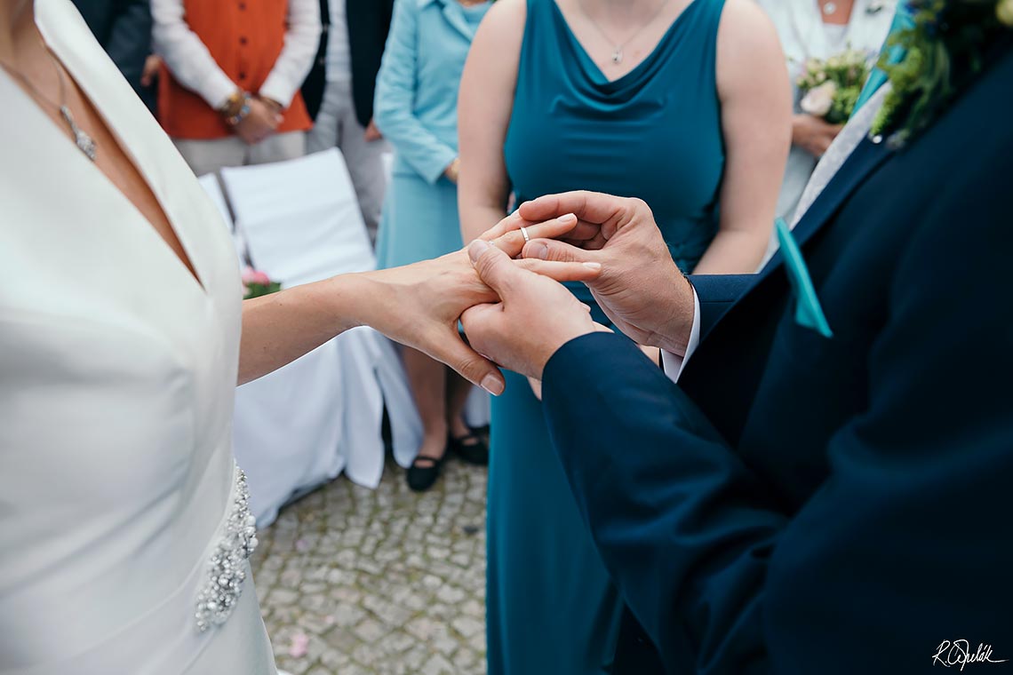 nasazování snubních prstýnků na svatebním obřadu