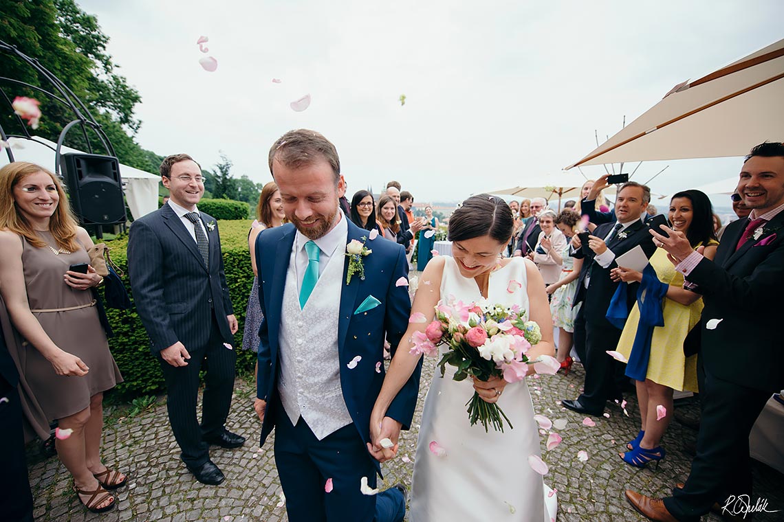 novomanželé procházejí pranýřem, svatba Nebozízek Praha