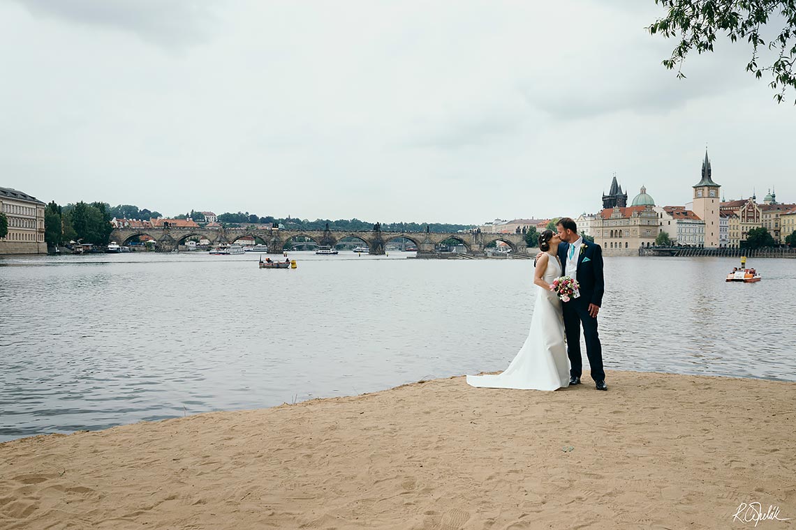 svatební fotografie novomanželů s Karlovým mostem na pozadí