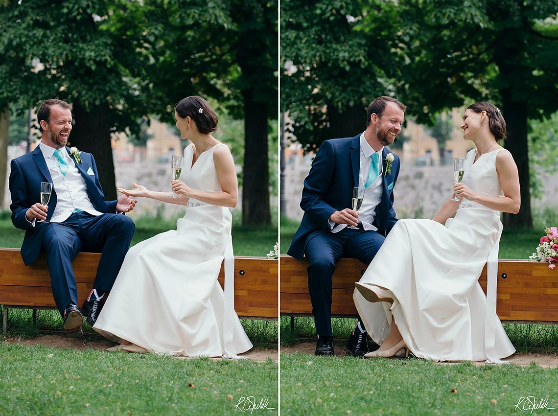 svatební fotografie novomanželů v parku, jak pijí šampaňské