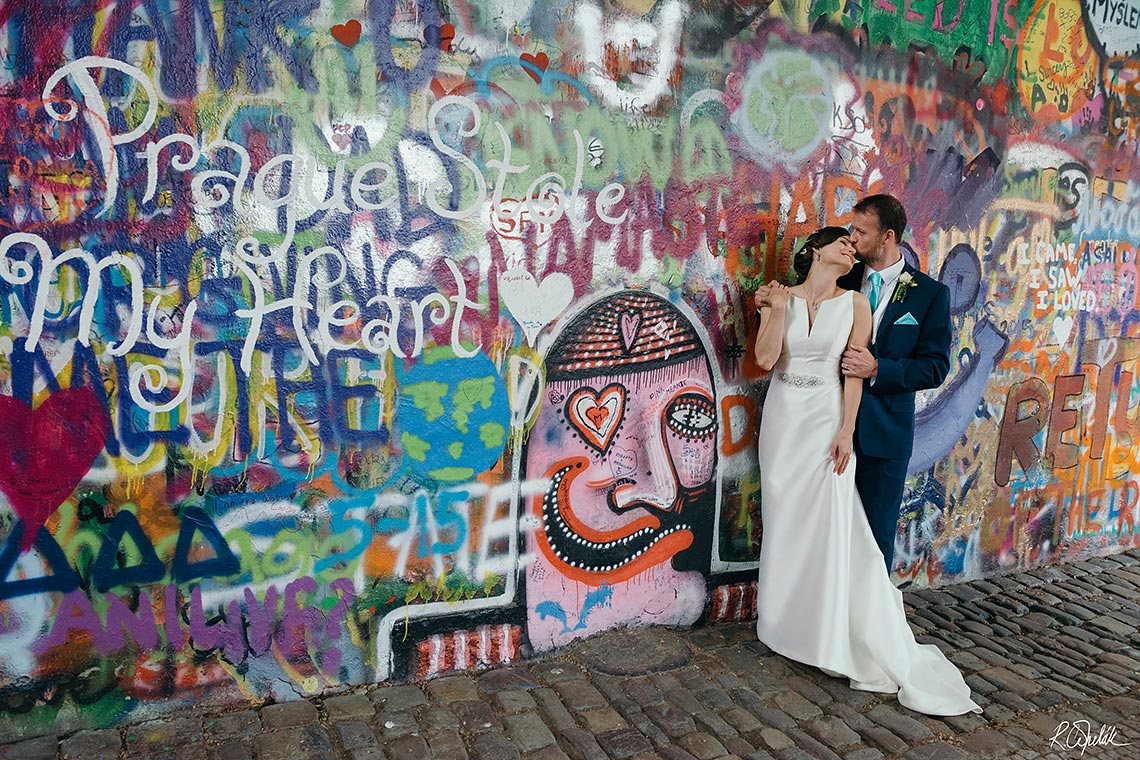 svatební fotografie novomanželů u Lennonovy zdi v Praze
