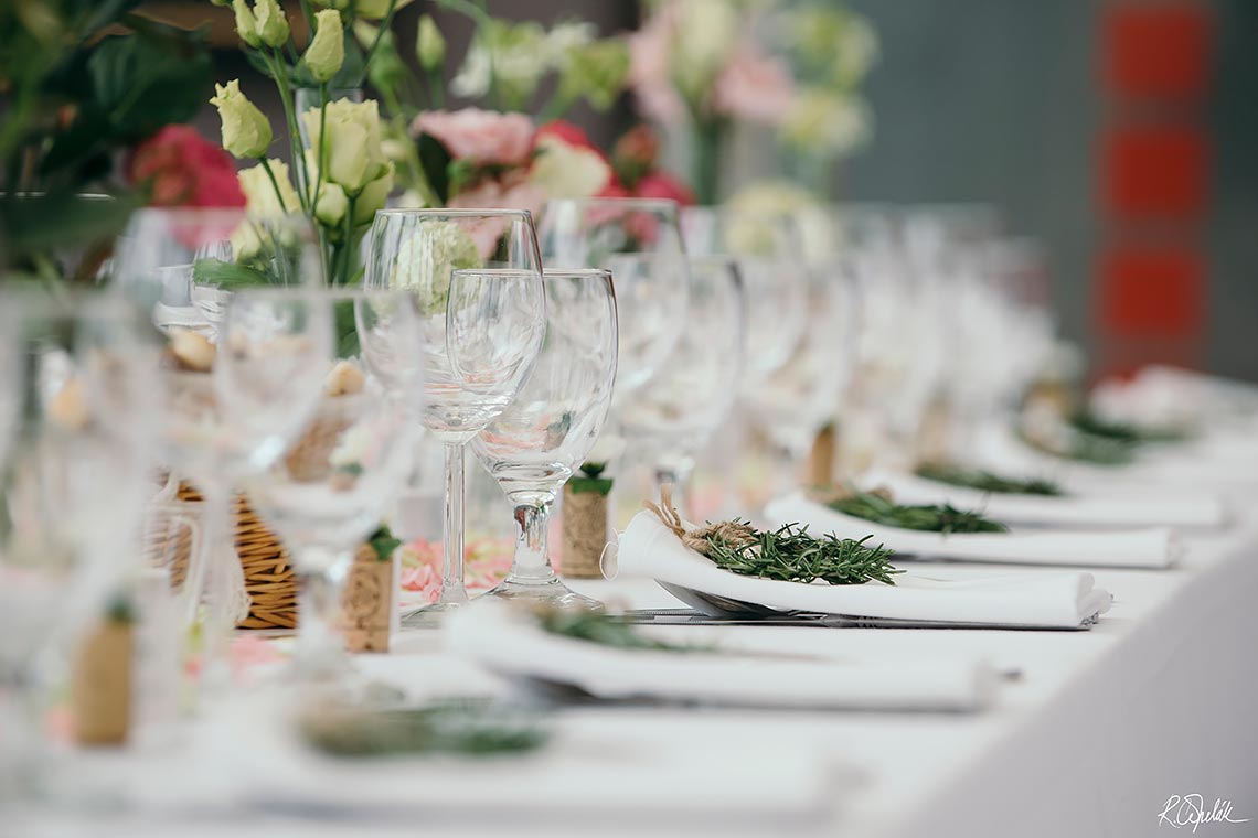 detail stolu svatební hostiny