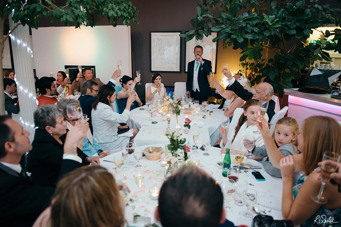 přípitek na svatební hostině na Nebozízku v Praze