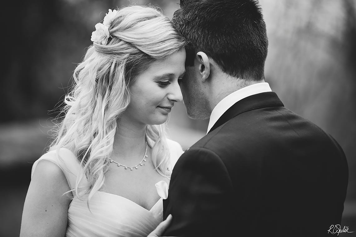 černobílá svatební fotografie novomanželů
