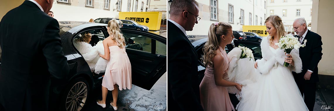 nevěsta vystupuje z auta na obřad v Zrcadlové kapli v Klementinu