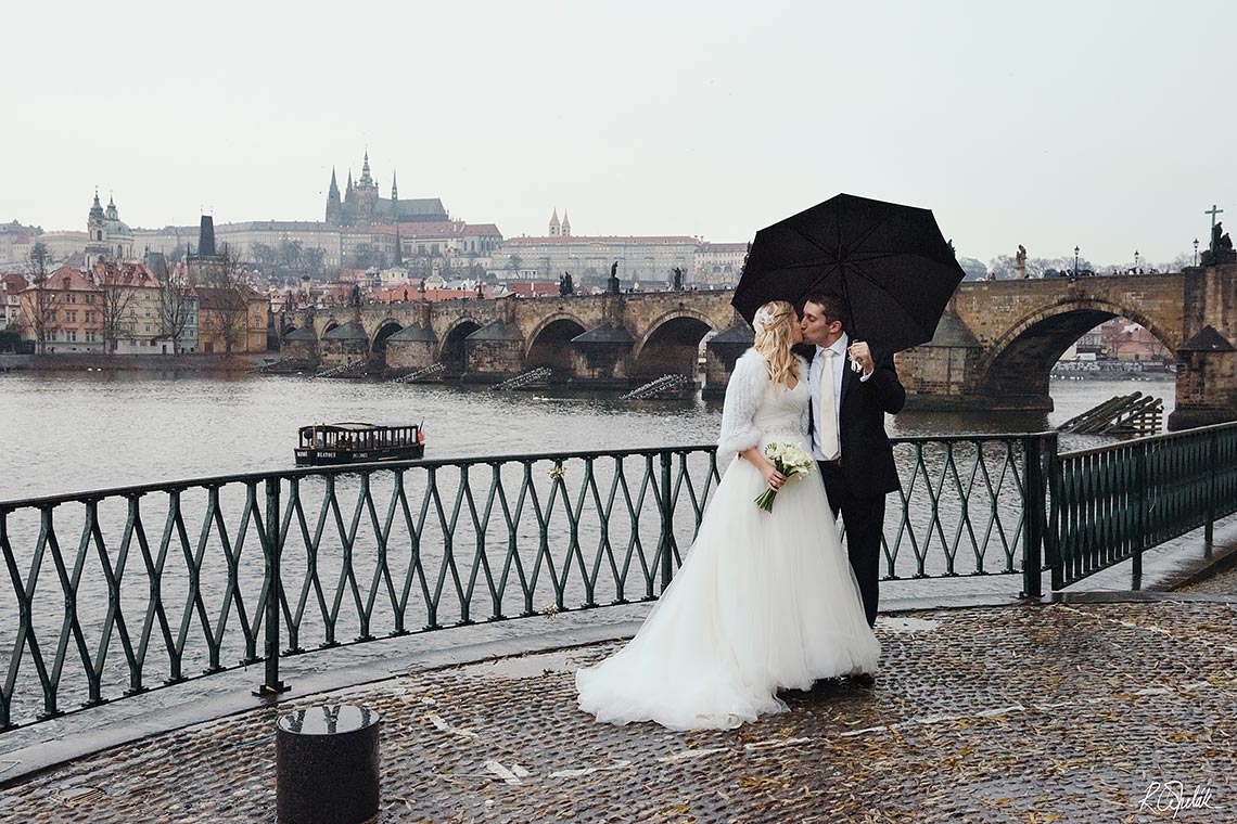 svatební fotografie novomanželů s Pražským Hradem
