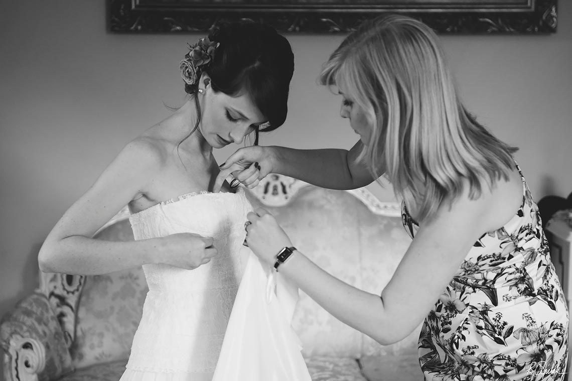 černobílá fotografie přípravy nevěsty