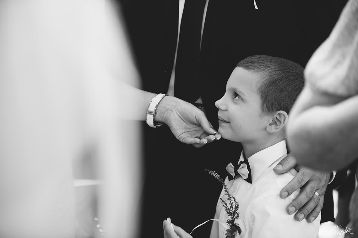 černobílá fotografie momentka malého hosta na svatbě