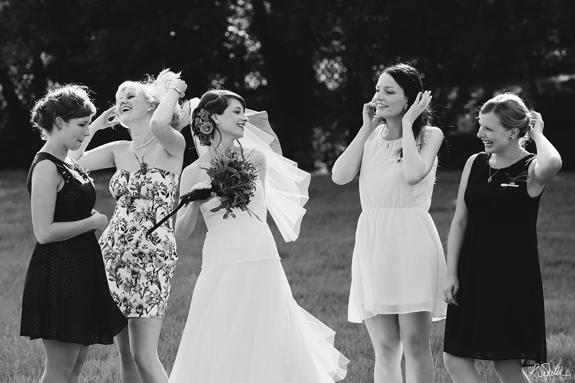 momentka skupinová fotografie nevěsta s kamarádkama