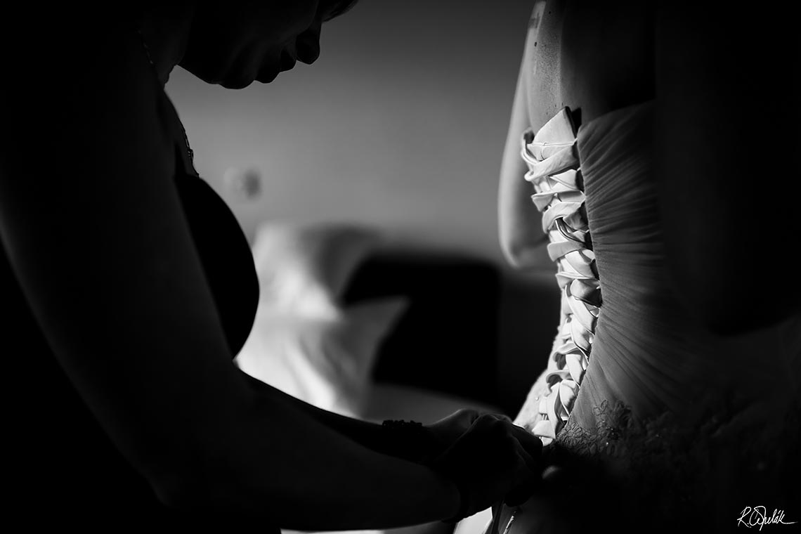 zavazování šněrování na svatebních šatech