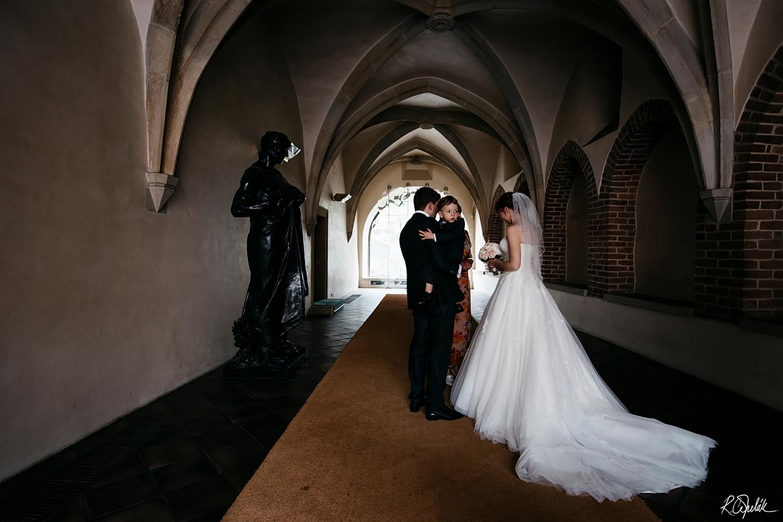 momentka novomanželů čekající na obřad ve Staroměstské radnici v Praze