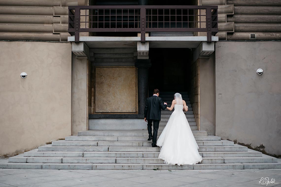 svatební fotografie novomanželů na schodech