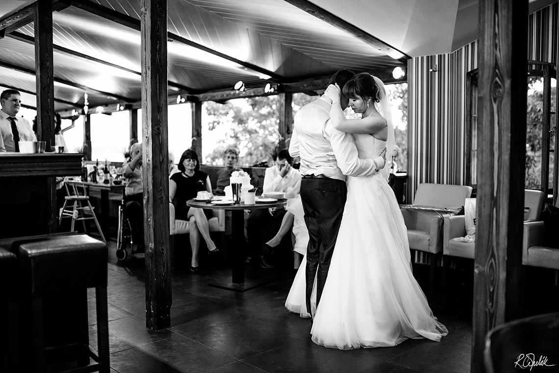 první tanec novomanželů na svatbě v restaurantu Host v Praze
