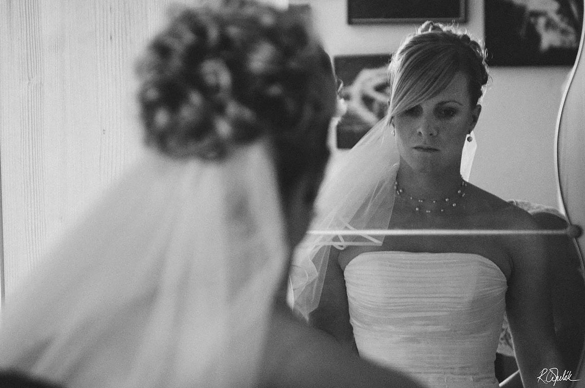 nevěsta v zrcadle během příprav