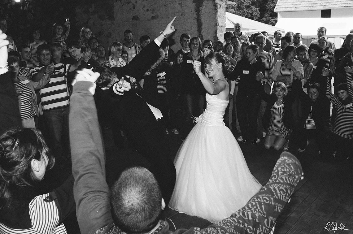 první tanec novomanželů černobílá fotografie hájovna Čejkovna