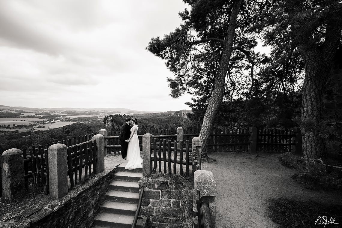 černobílá fotografie ze svatby na hradě Valdštejn