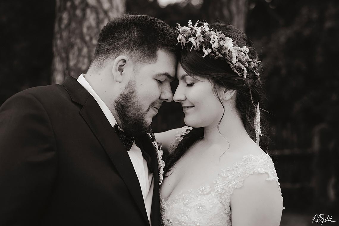 černobílé svatební fotografie novomanželů