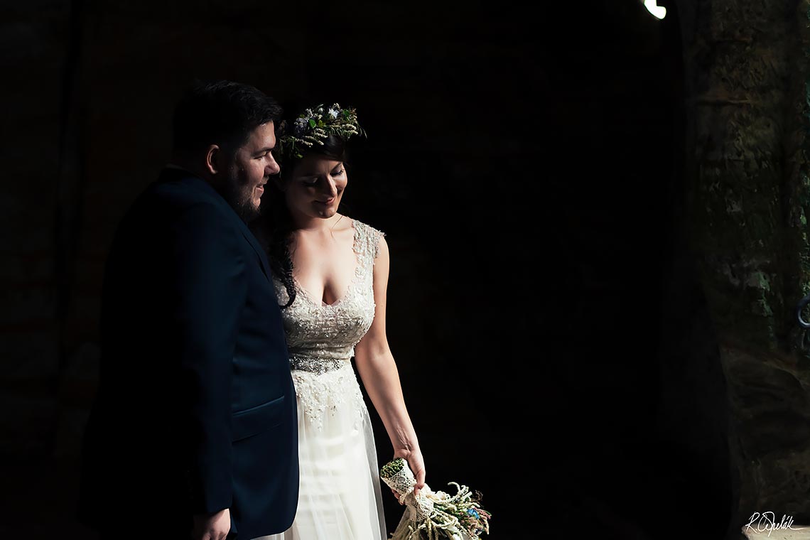svatební fotografie nevěsty a ženicha na hradě Valdštejn