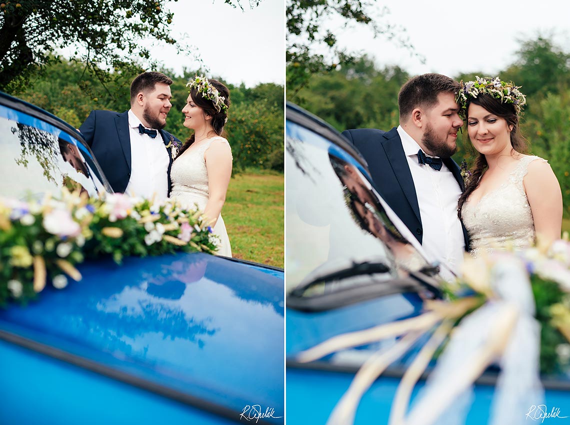 svatební fotografie novomanželů s modrým Trabantem