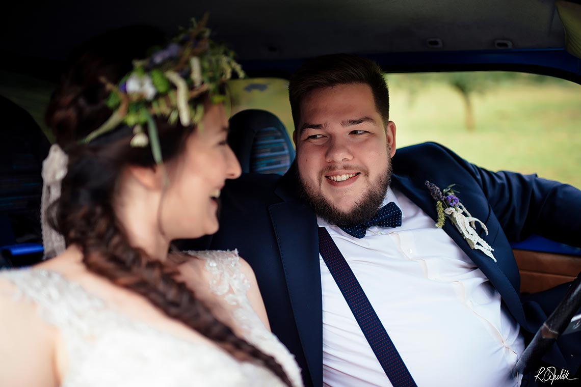 svatební fotografie ženicha v autě