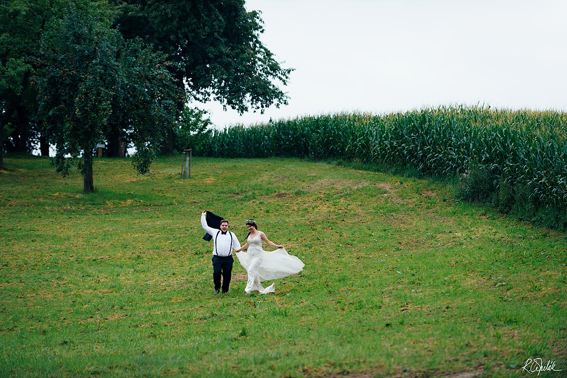 veselá svatební fotografie nevěsty a ženicha