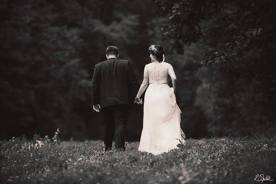 černobílá svatební fotografie v přírodě