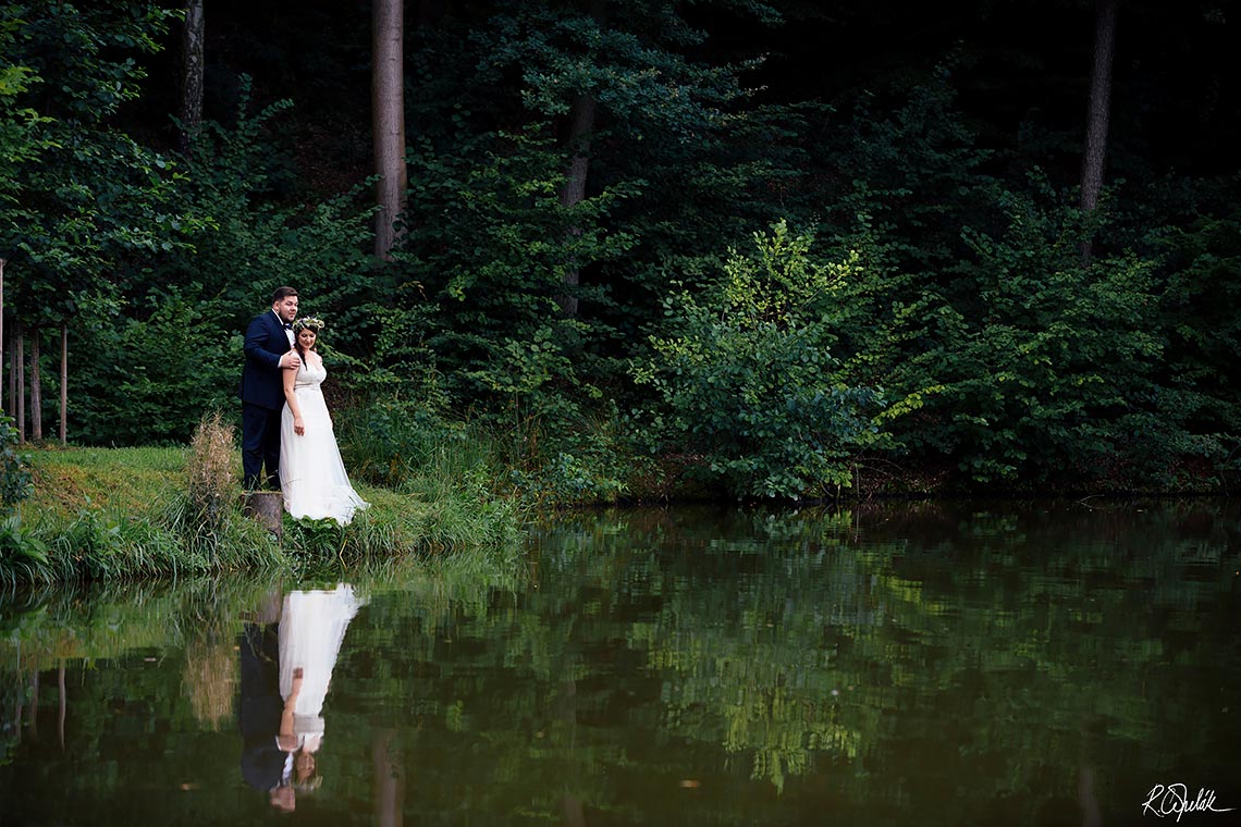 ženich a nevěsta u rybníku