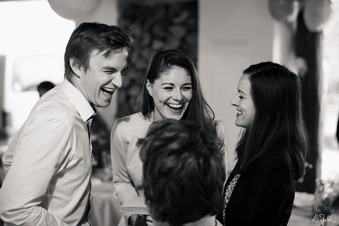 smějící se hosté na svatební hostině