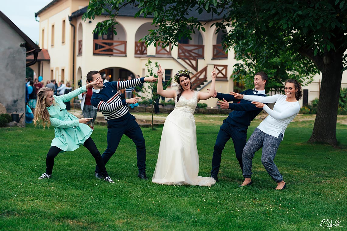 veselá skupinová svatební fotografie