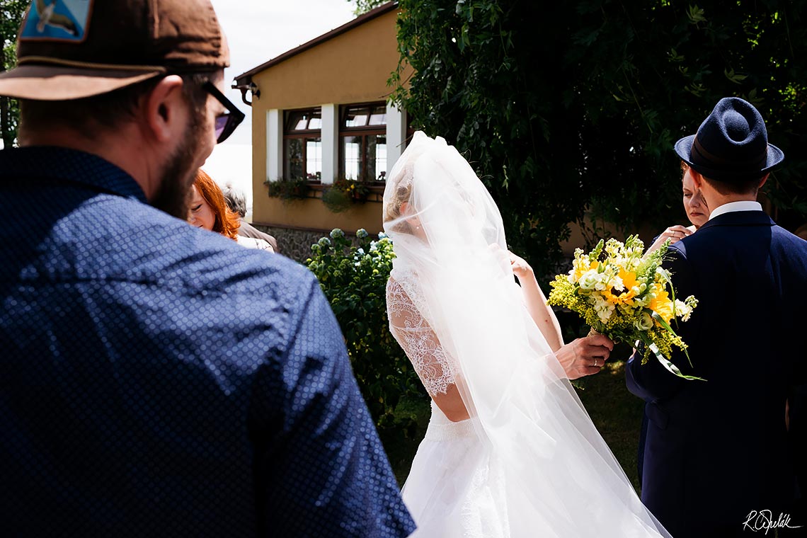 vtipná svatební fotografie nevěsty se závojem