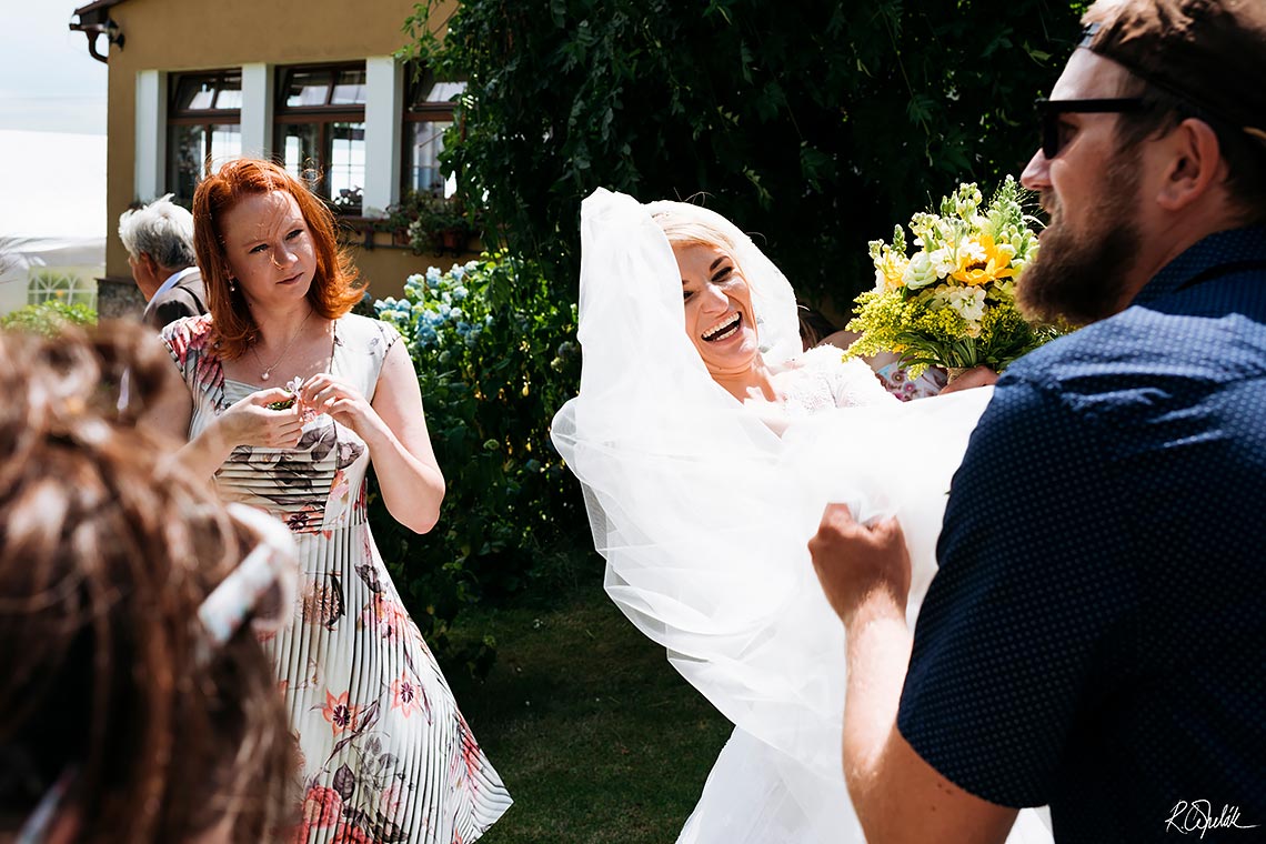vtipná svatební fotografie nevěsty se závojem