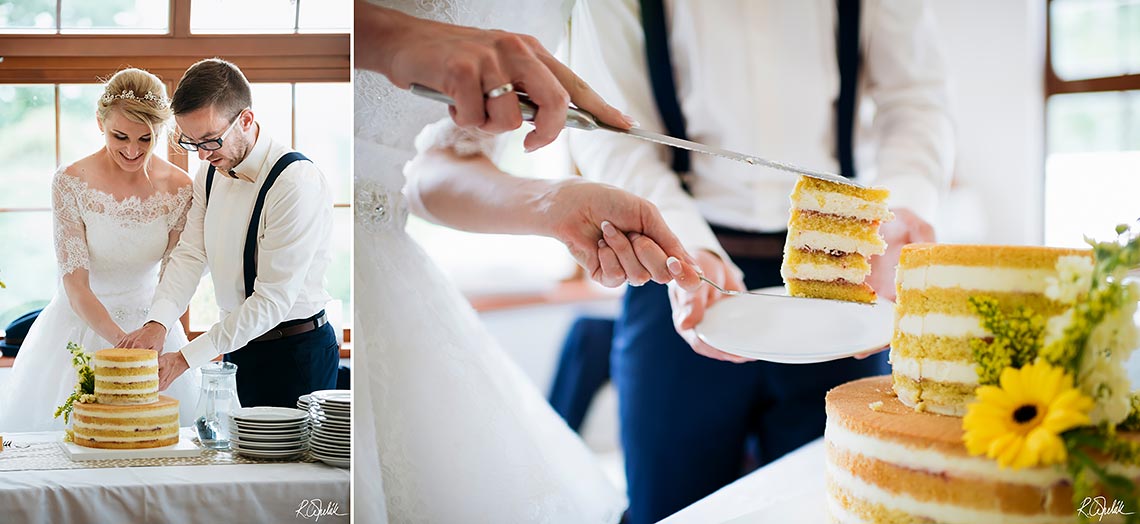 novomanželé krájí svatební dort - naked cake