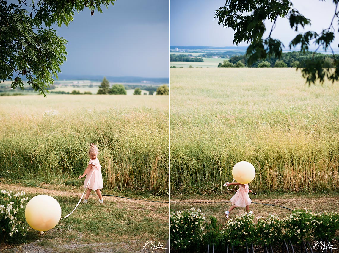 malý svatebčan se svatebním balónem