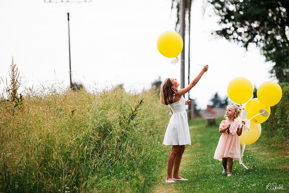 děti na svatbě s balóny