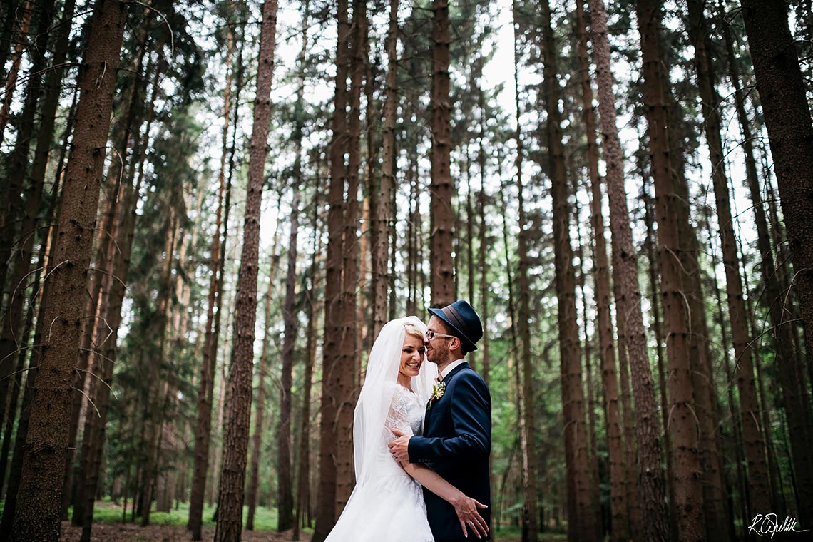 svatební fotografie nevěsty a ženicha v lese