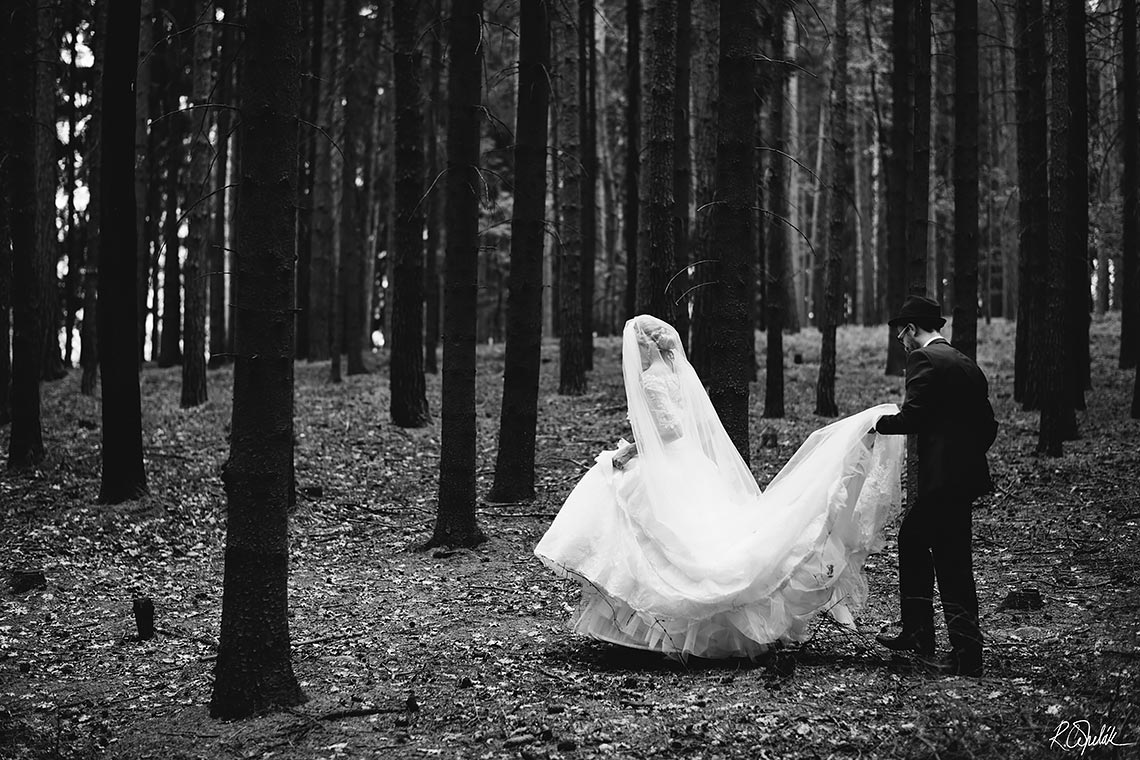 novomanželé v lese