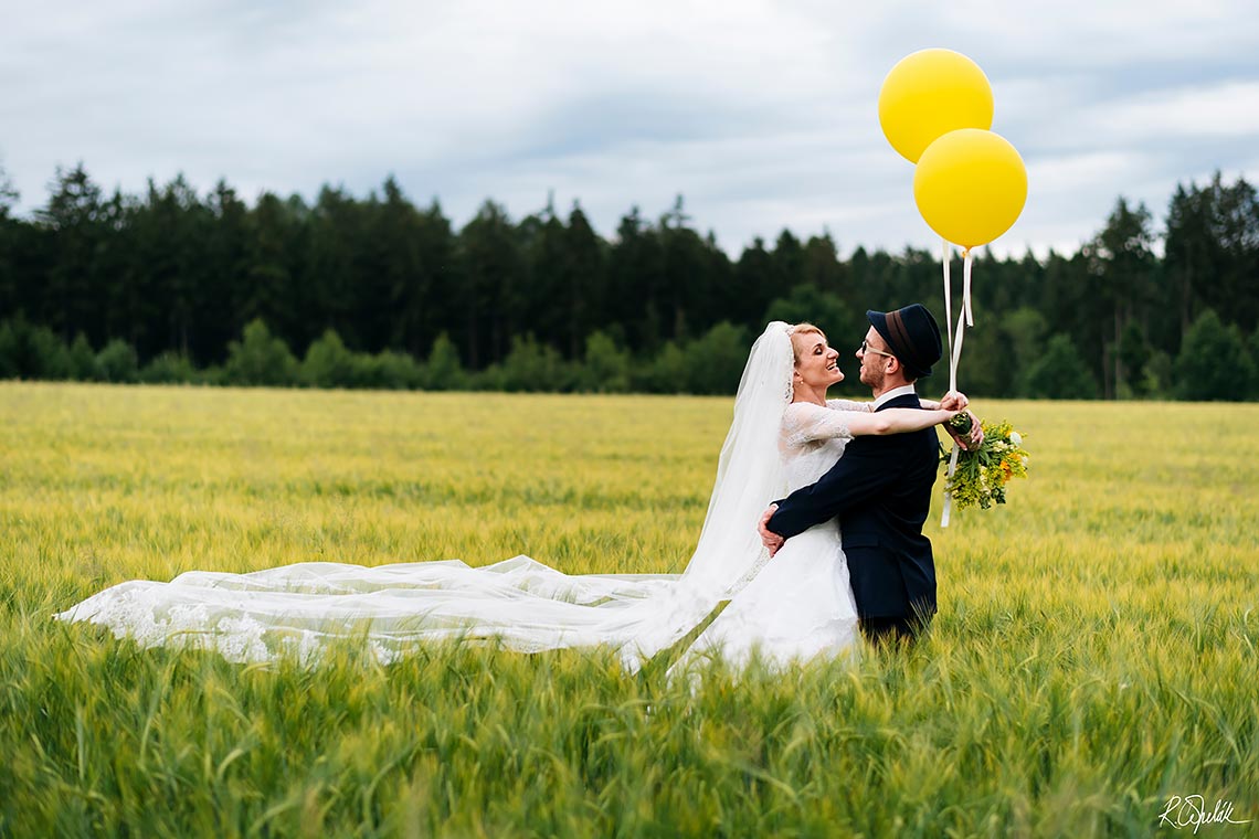 svatební fotografie v přírodě - ženich a nevěsta v poli