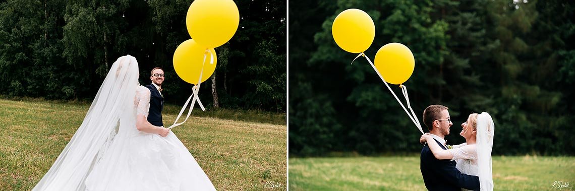 svatební fotografie ženicha a nevěsty na louce u lesa