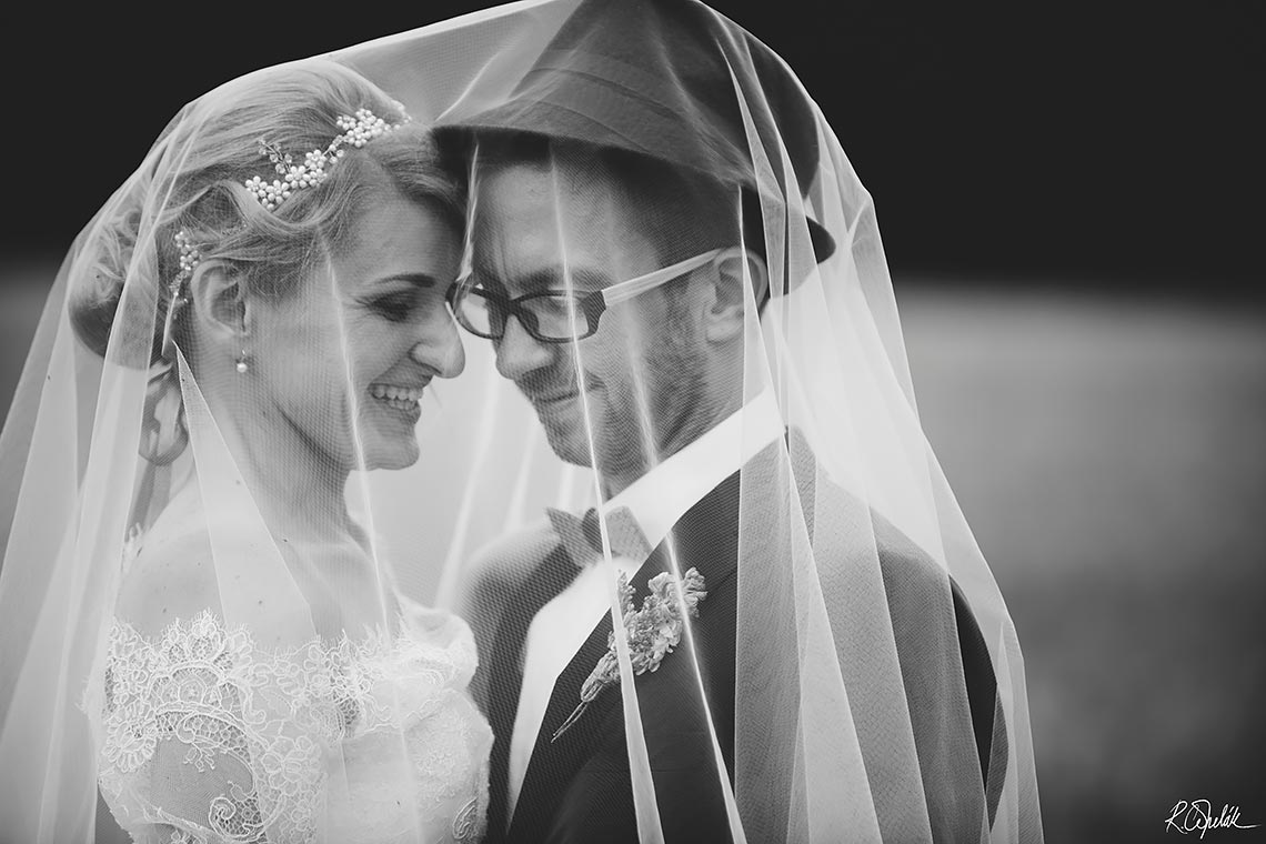 svatební fotografie ženicha a nevěsty se závojem