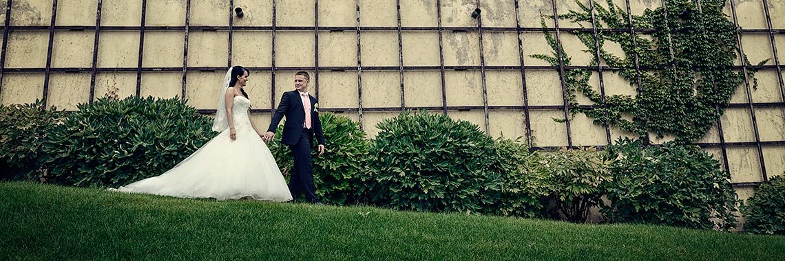 svatební fotografie novomanželů ze zahrady Na Valech v Praze svatební fotografie novomanželů ze zahrady Na Valech v Praze