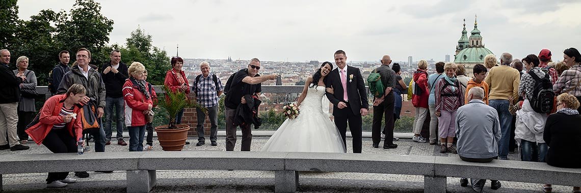 novomanželé s turisty v Praze novomanželé s turisty v Praze