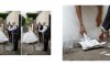 personál vítá svatební pár ve Ville Richter v Praze přípitkem a rozbitím talíře
