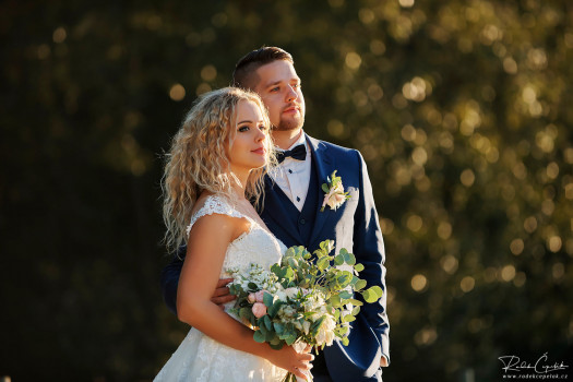 svatební fotografie nevěsty a ženicha při západu slunce