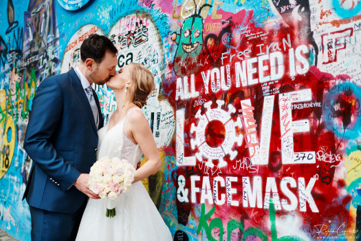 svatební fotografie ženicha a nevěsty v Praze u Lennonovy zdi