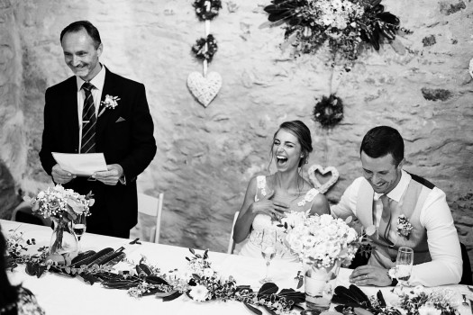 svatební fotografie ženicha a nevěsty při svatebním proslovu tatínka
