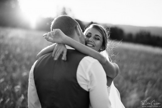 černobílá svatební fotografie novomanželů při západu slunce