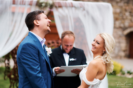 Oddávající Roman Povala a novomanželé s úsměvy na svatba jízdárna Hejtmánkovice