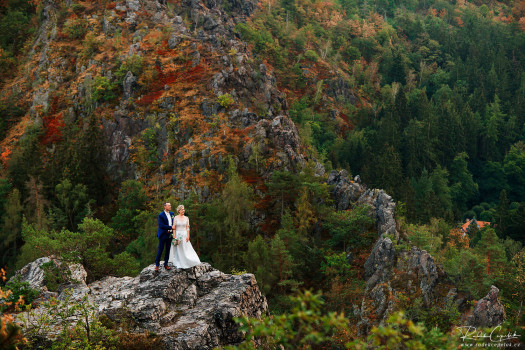 svatební fotografie ženicha a nevěsty v přírodě