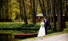 svatební fotografie ženicha a nevěsty u rybníka